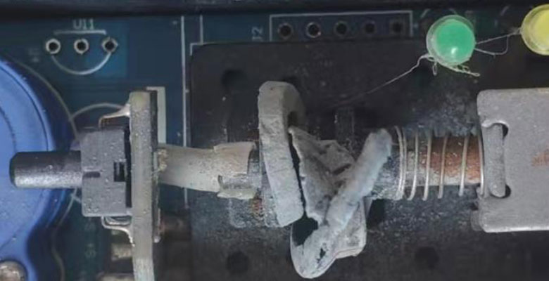 腐蝕電路原件導致設備故障